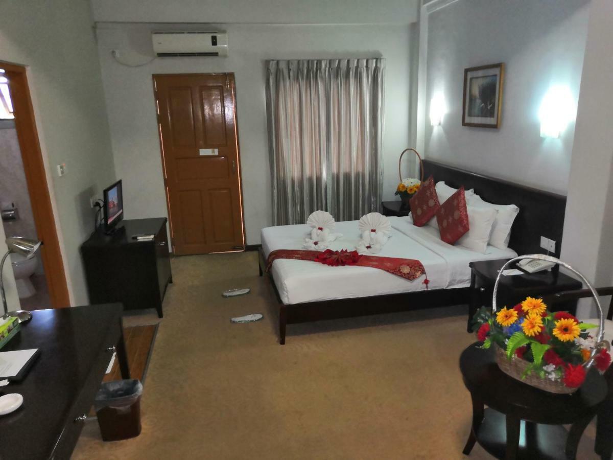 Green Leaf Hotel Yangon Exteriör bild