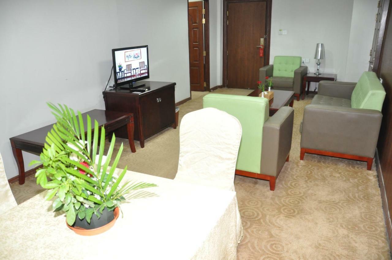 Green Leaf Hotel Yangon Exteriör bild