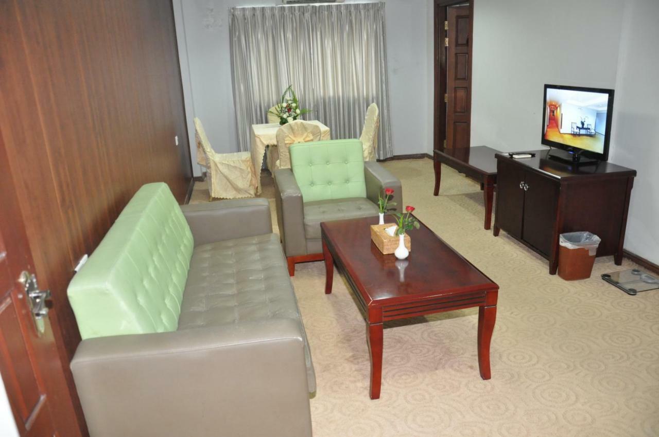 Green Leaf Hotel Yangon Exteriör bild